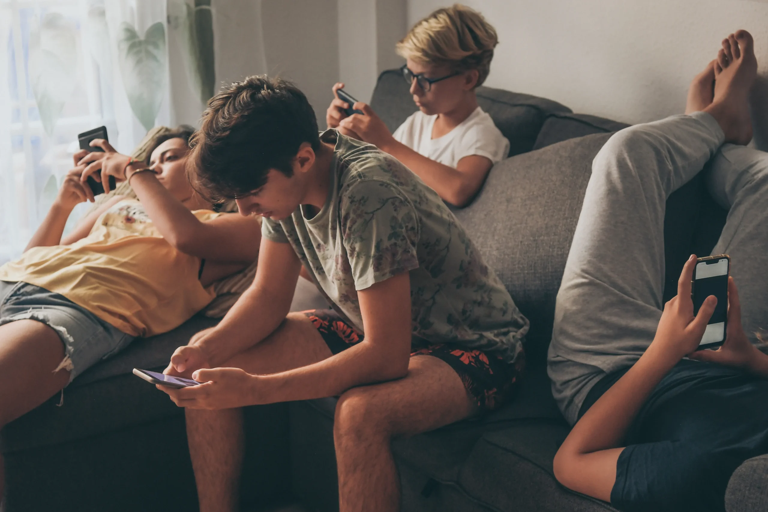teens using smartphones for gaming