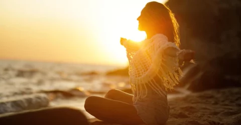 happy-woman-with-arms-outstretched-relaxing-sandy-beach-enjoying-summer-sunset_637285-1861 happy-woman-with-arms-outstretched-relaxing-sandy-beach-enjoying-summer-sunset_637285-1861